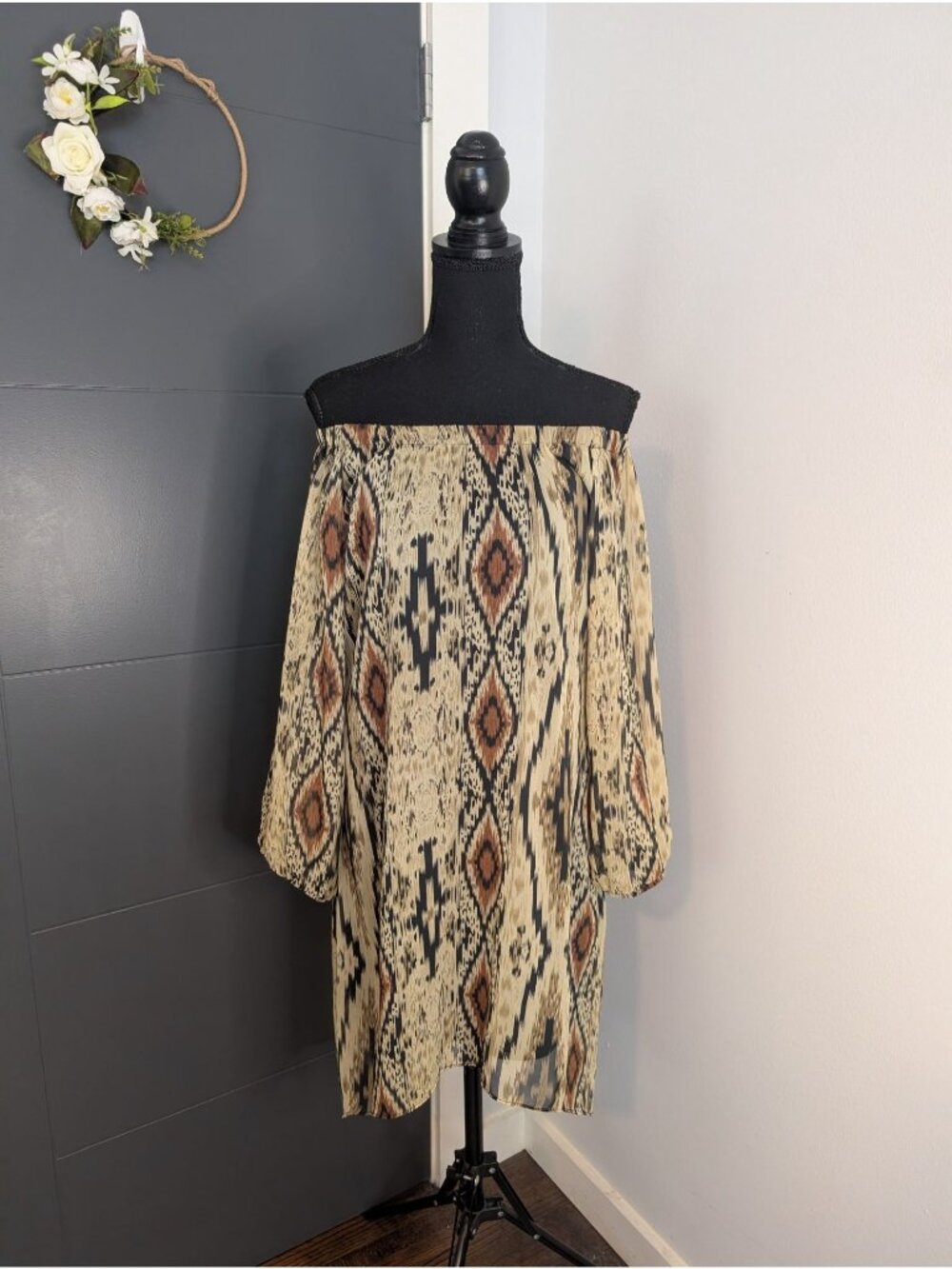Rancho Estancia Boho Beige/Black/Brown Geometric Print Off the Shoulder Dress: M